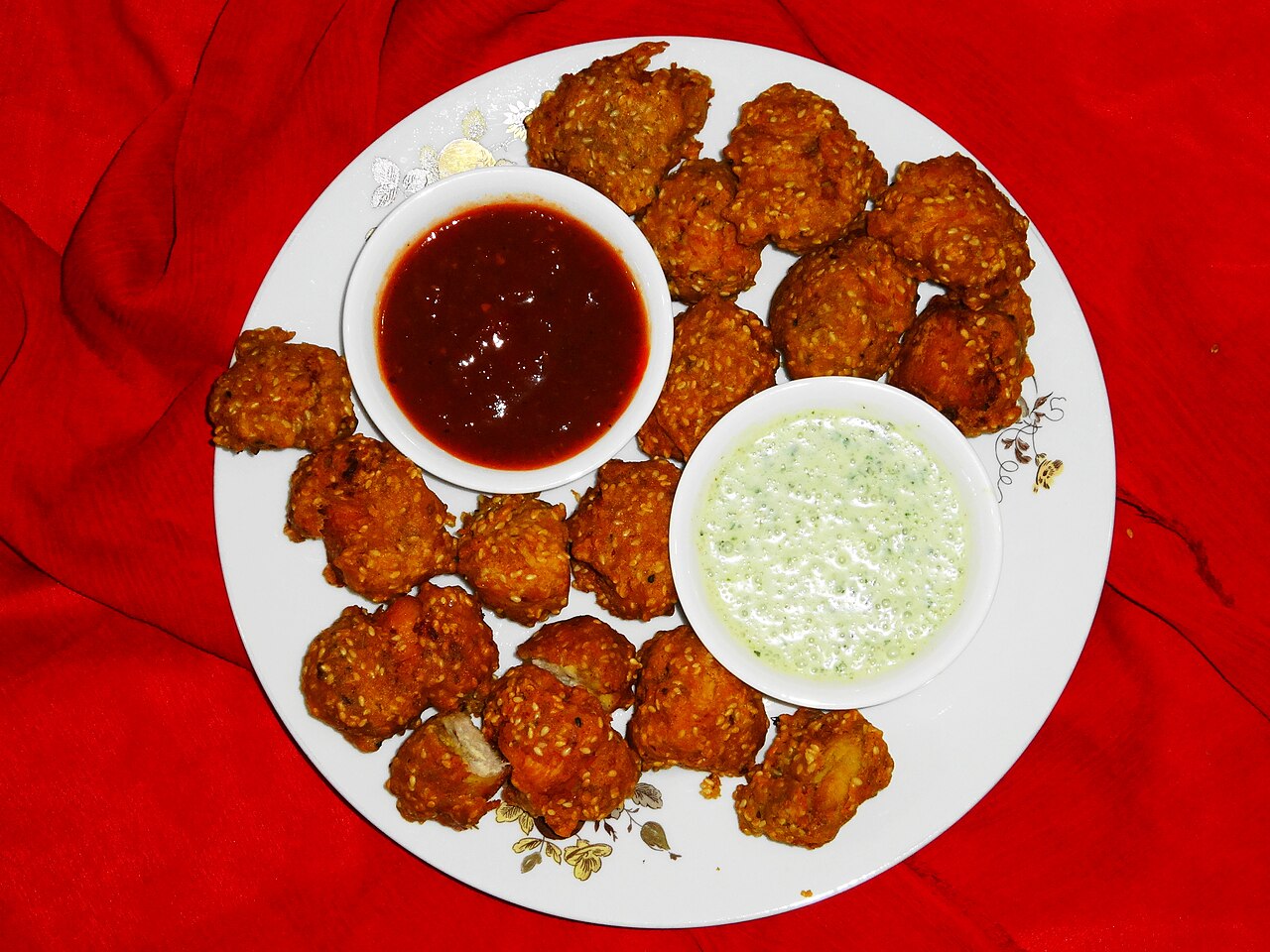 প্লেটে সাজানো গরম গরম মুচমুচে চিকেন পাকোড়া