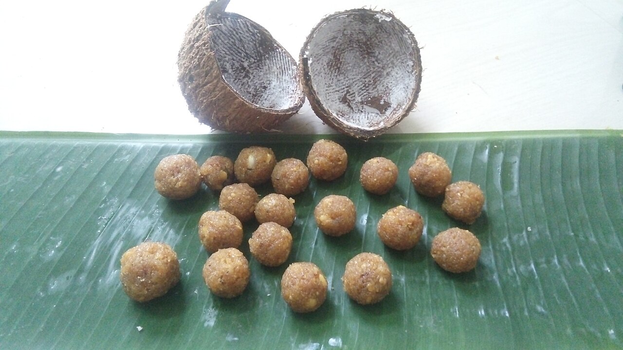 কাঁচের জারে সংরক্ষিত সহজ নারকেল নাড়ু