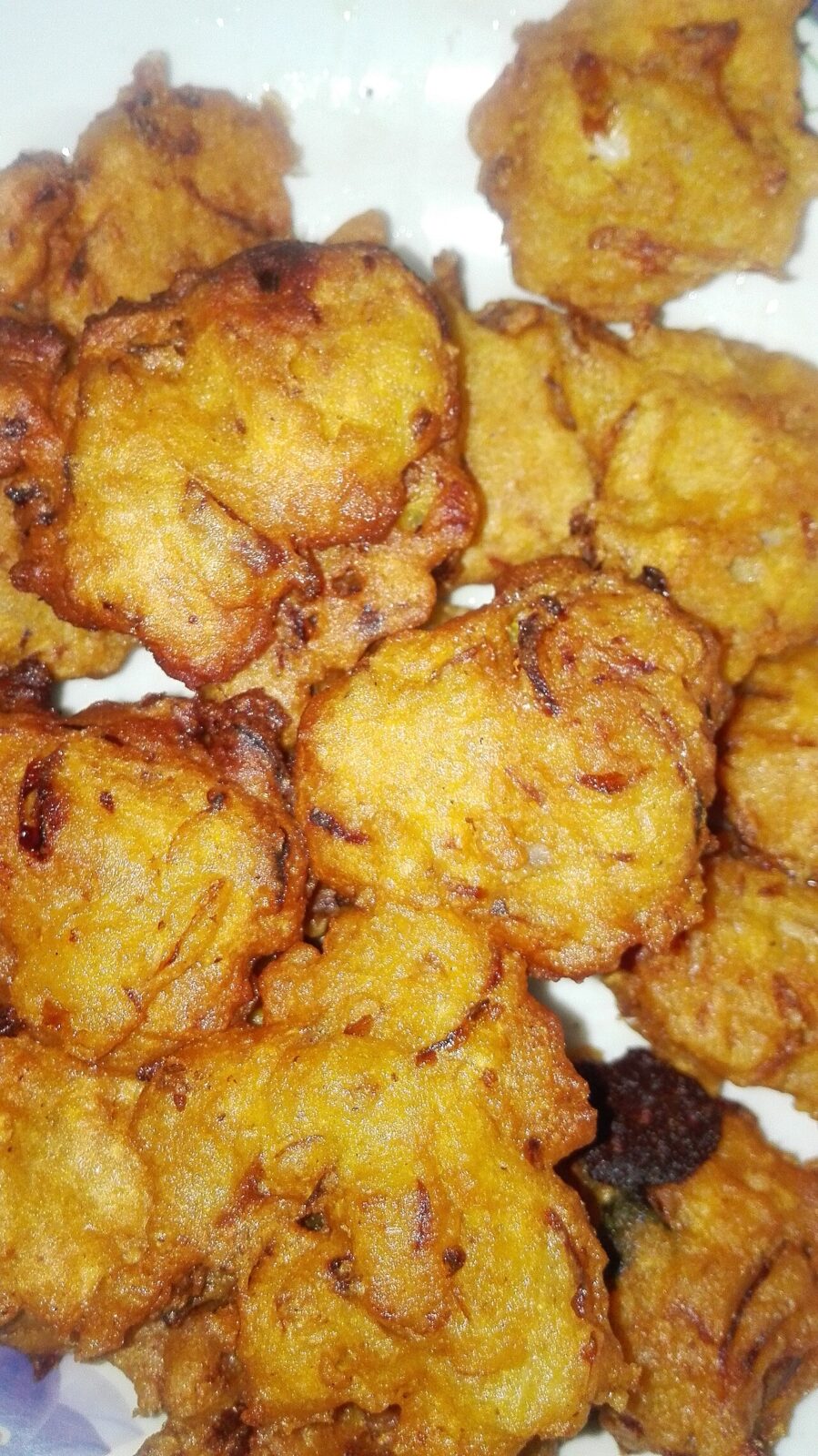 গরম গরম পেঁয়াজু পরিবেশন