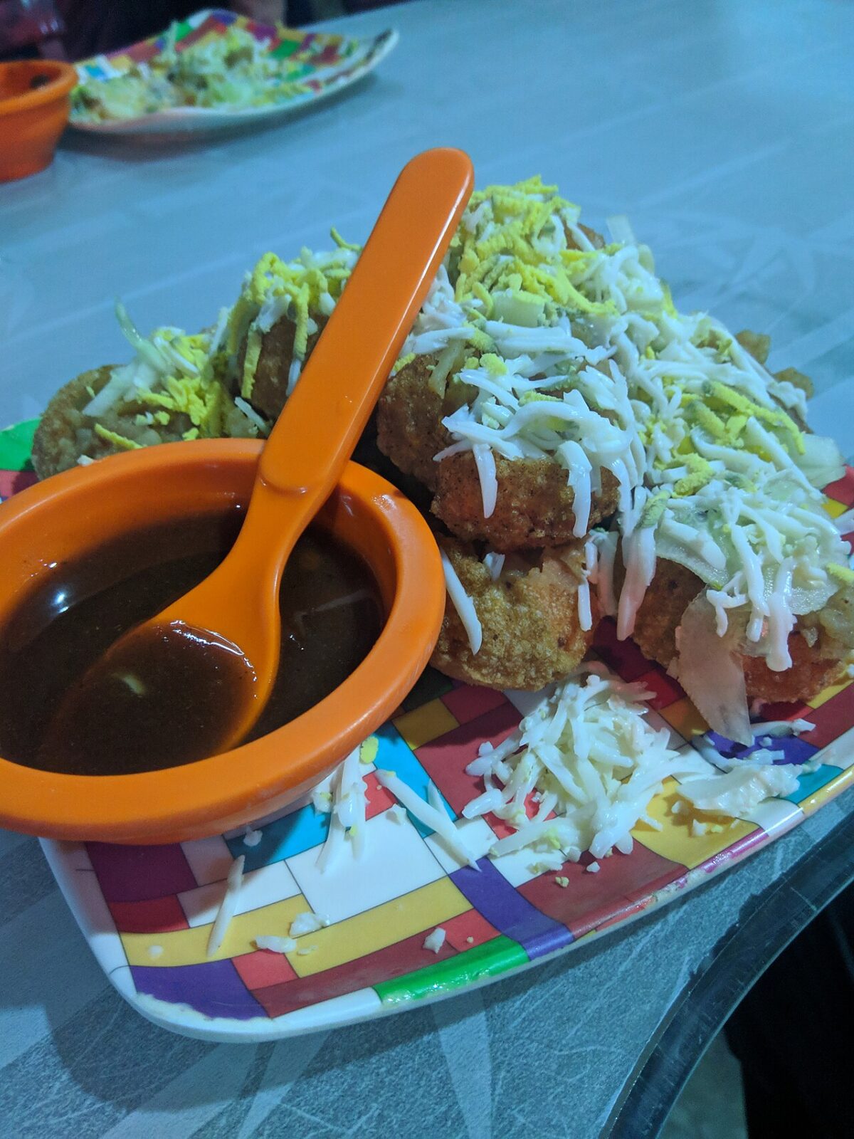 পরিবেশনের জন্য প্রস্তুত সুস্বাদু ফুচকা