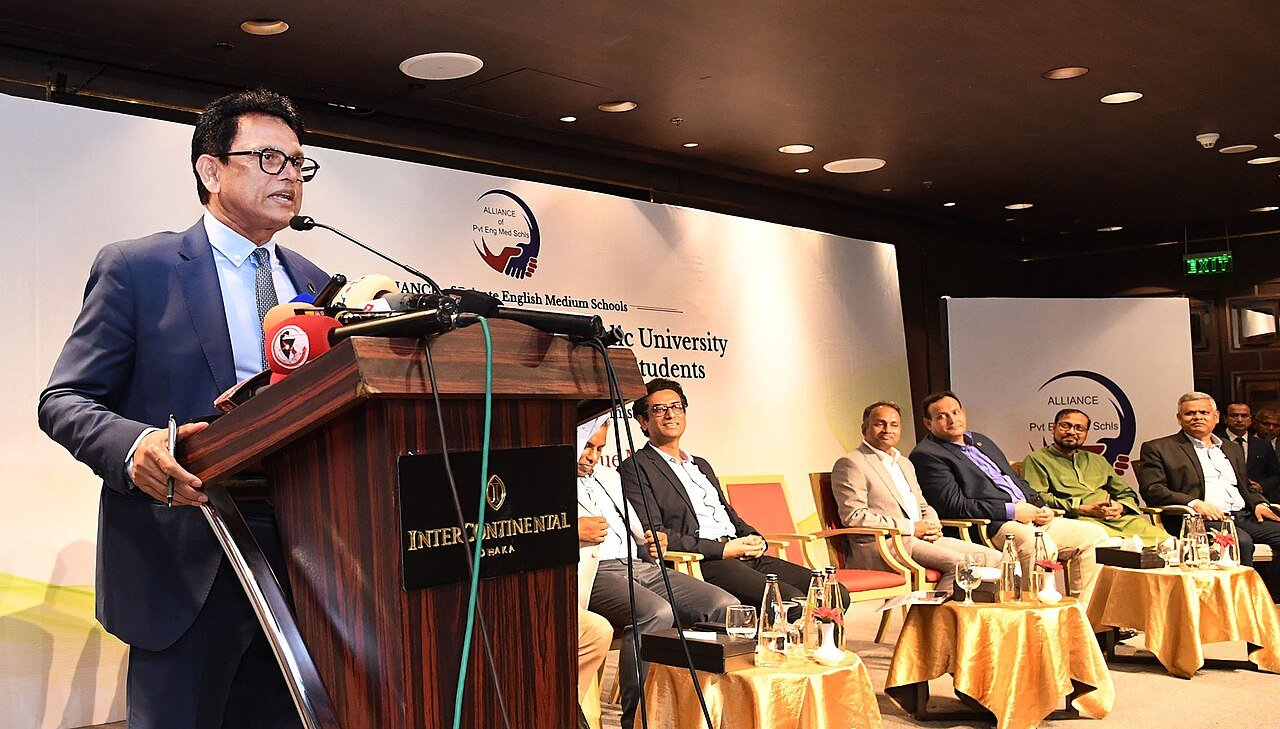 স্টাডি বাংলাদেশ পোর্টালের লোগো এবং বিশ্ব মানচিত্রের চিত্র