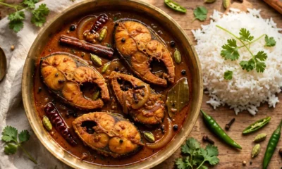 সরষের তেলের গ্রেভিতে ভাজা কাতলা মাছের কালিয়া, ভাতের সঙ্গে পরিবেশিত